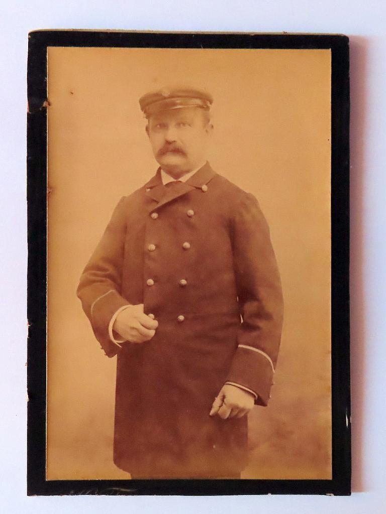 Antieke kabinet foto uit 1891portret officier(kapitein)schip, Verzamelen, Foto's en Prenten, Verzenden, Foto, Zo goed als nieuw