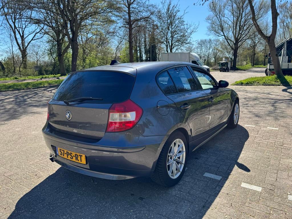 BMW 1-Serie 2.0 120I AUTOMAAT 2004 Grijs, Auto's, 1995 cc, 4 cilinders, 1200 kg, Particulier