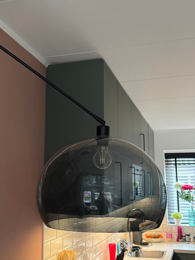 Moderne Zwarte Verstelbare Hanglamp met Rookglazen Kap, Huis en Inrichting, Lampen | Hanglampen, Ophalen, Zo goed als nieuw, Glas