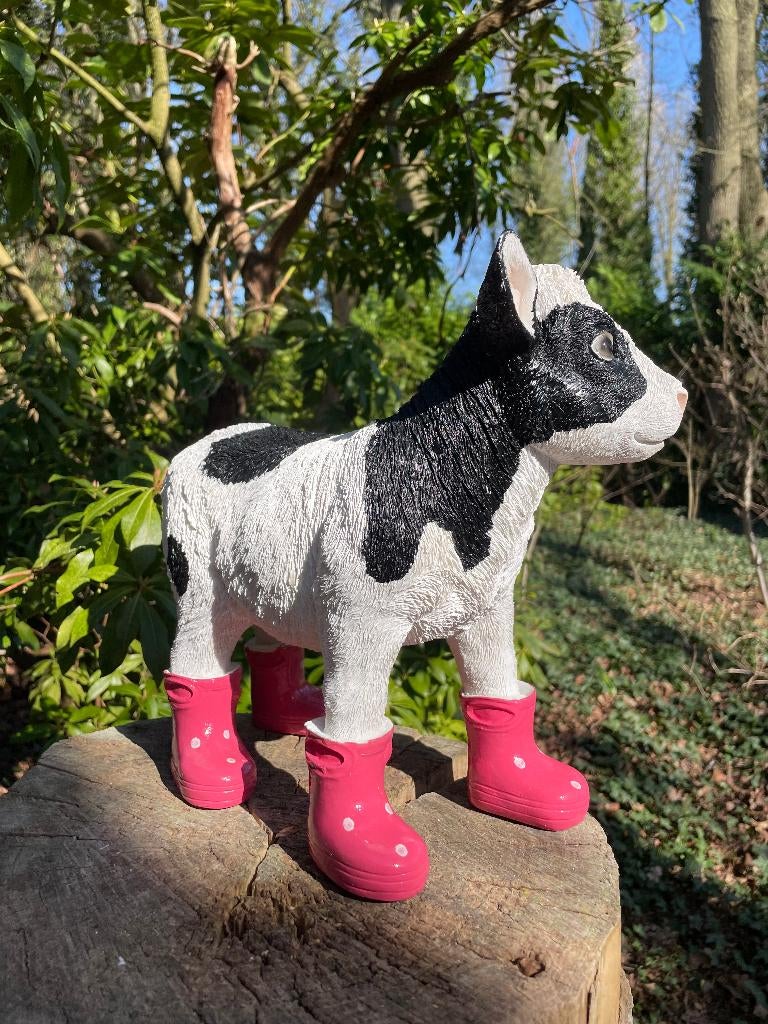 Kalf koe Fuchsia regenlaarsjes tuin boerderij, Ophalen of Verzenden, Nieuw, Kunststof, Dierenbeeld
