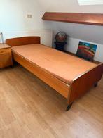 Retro één persoons bed met nacht kastje, Huis en Inrichting, Ophalen, 90 cm, Eenpersoons, Bruin