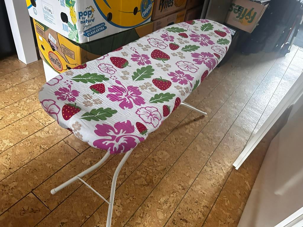 IKEA RUTER Strijkplank met bloemen- en aardbeienprint, Witgoed en Apparatuur, Strijkijzers en Strijkplanken, Ophalen, Zo goed als nieuw