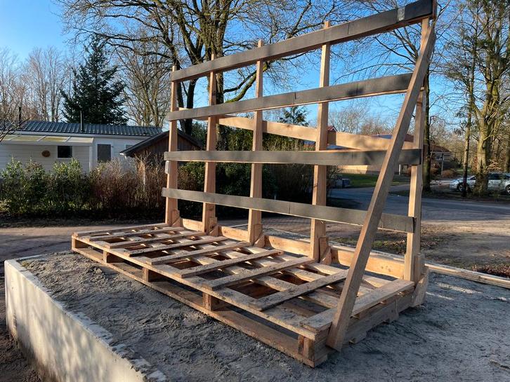 Aangeboden: Grote zware houten pallet evt brandhout, Doe-het-zelf en Verbouw, Hout en Planken, Gebruikt, Pallet, Overige houtsoorten