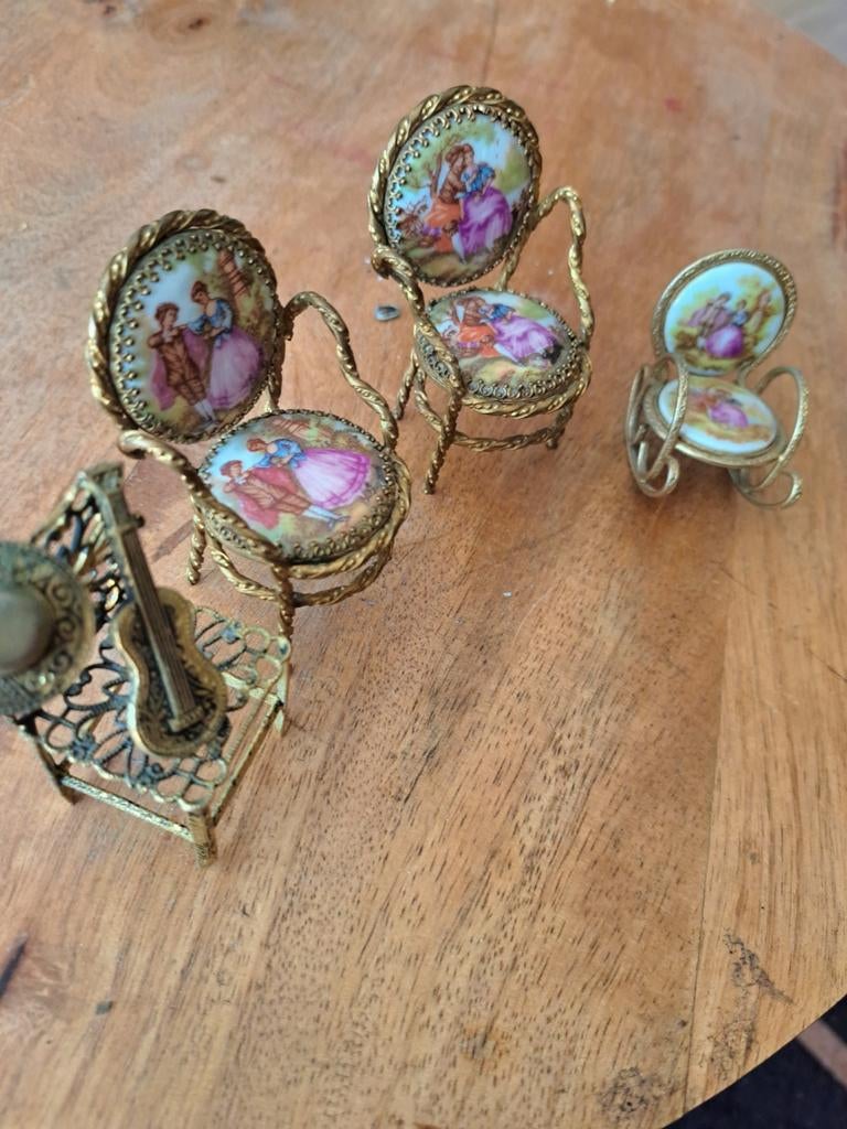 4 klassieke poppehuisstoeltjes, Ophalen of Verzenden