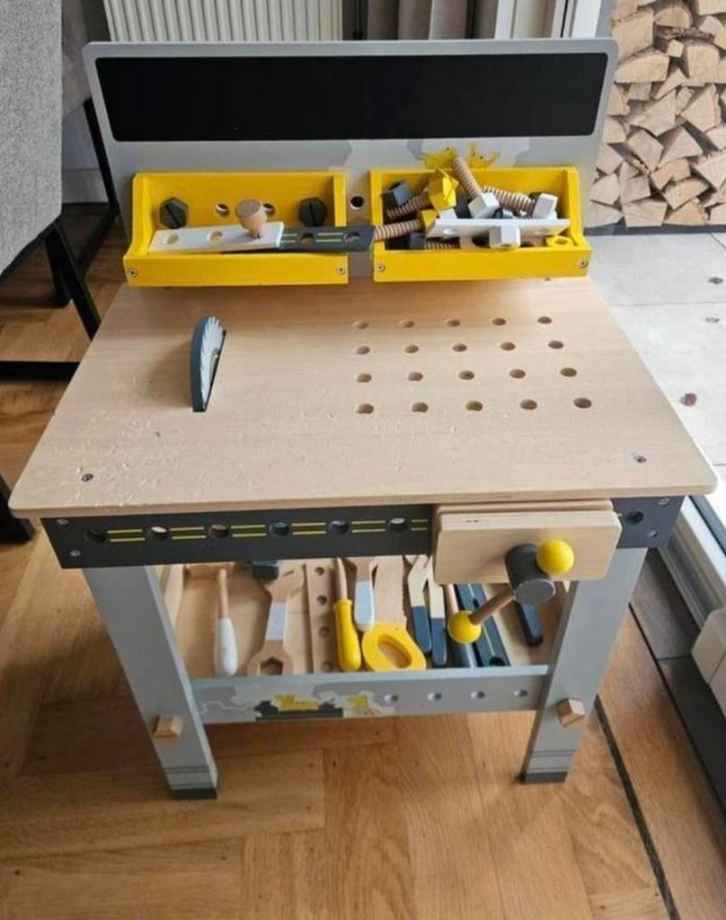 Houten werkbank met gereedschap, Ophalen