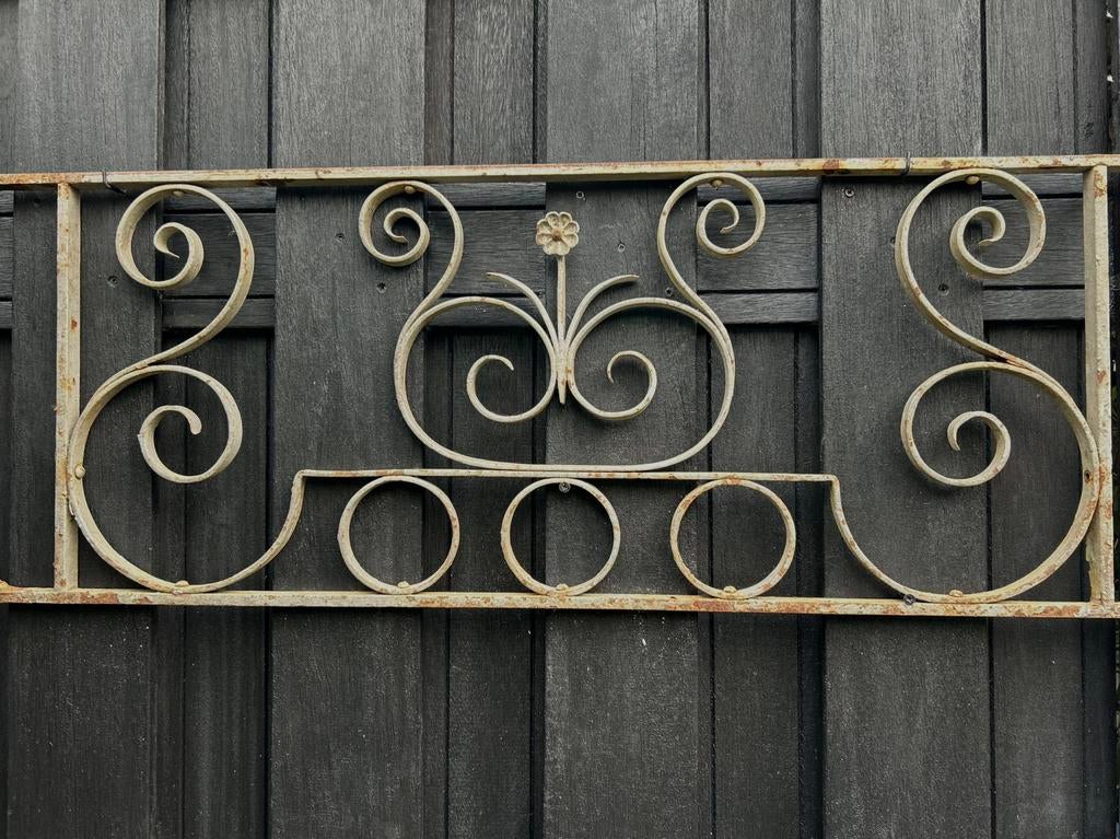 Oud smeedijzeren sierwerk hek sober sleets imperfect, Ophalen