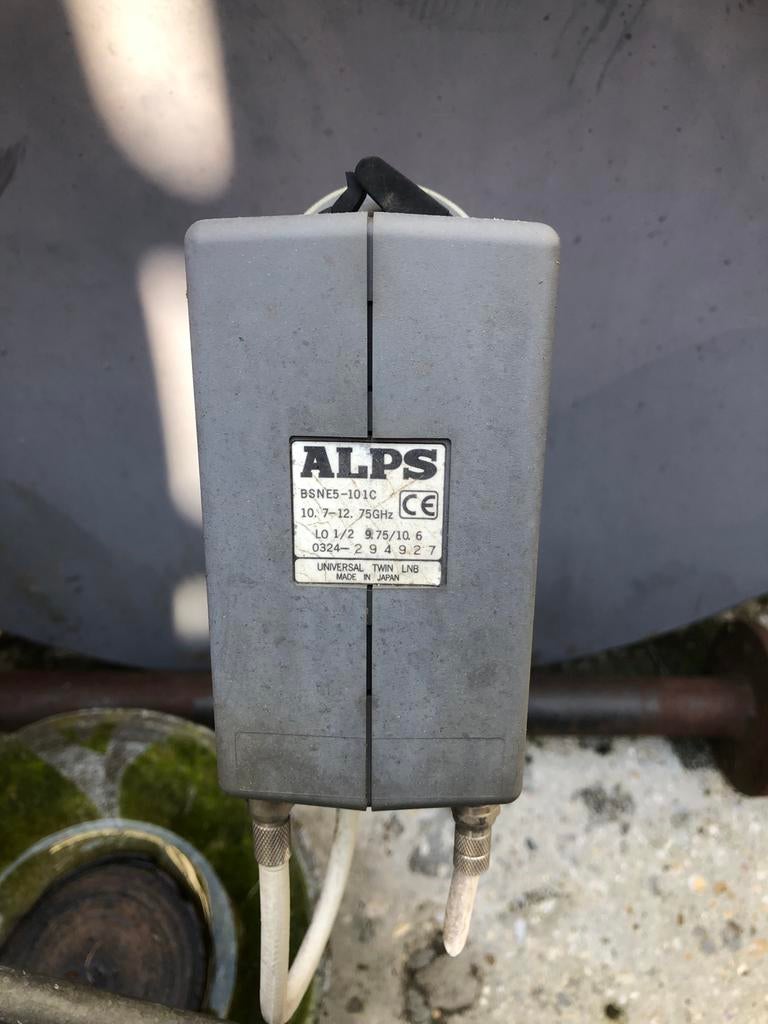 ALPS Universele Twin LNB met schotelantenne, Ophalen of Verzenden, Gebruikt, (Schotel)antenne, Overige merken