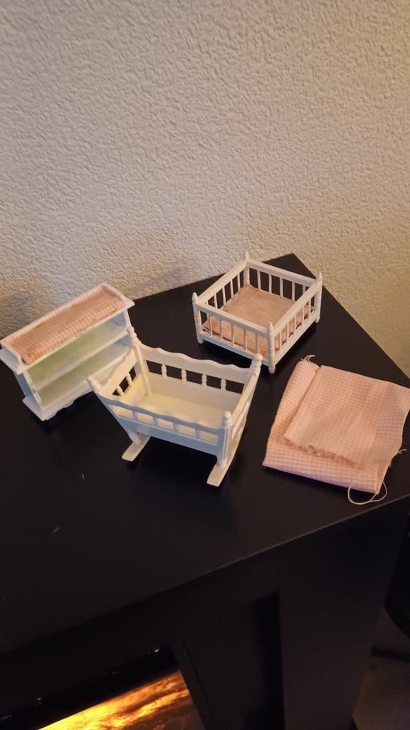 Babykamer wieg box, dressoir en nieuwe stof poppenhuis, Ophalen of Verzenden, Gebruikt, Poppenhuis
