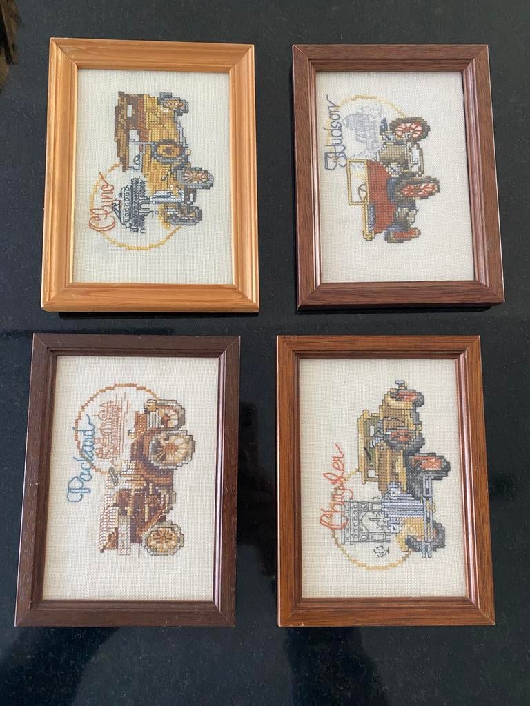 4 x vintage geborduurde schilderijtjes met antieke auto’s, Ophalen of Verzenden, Gebruikt, Patroon