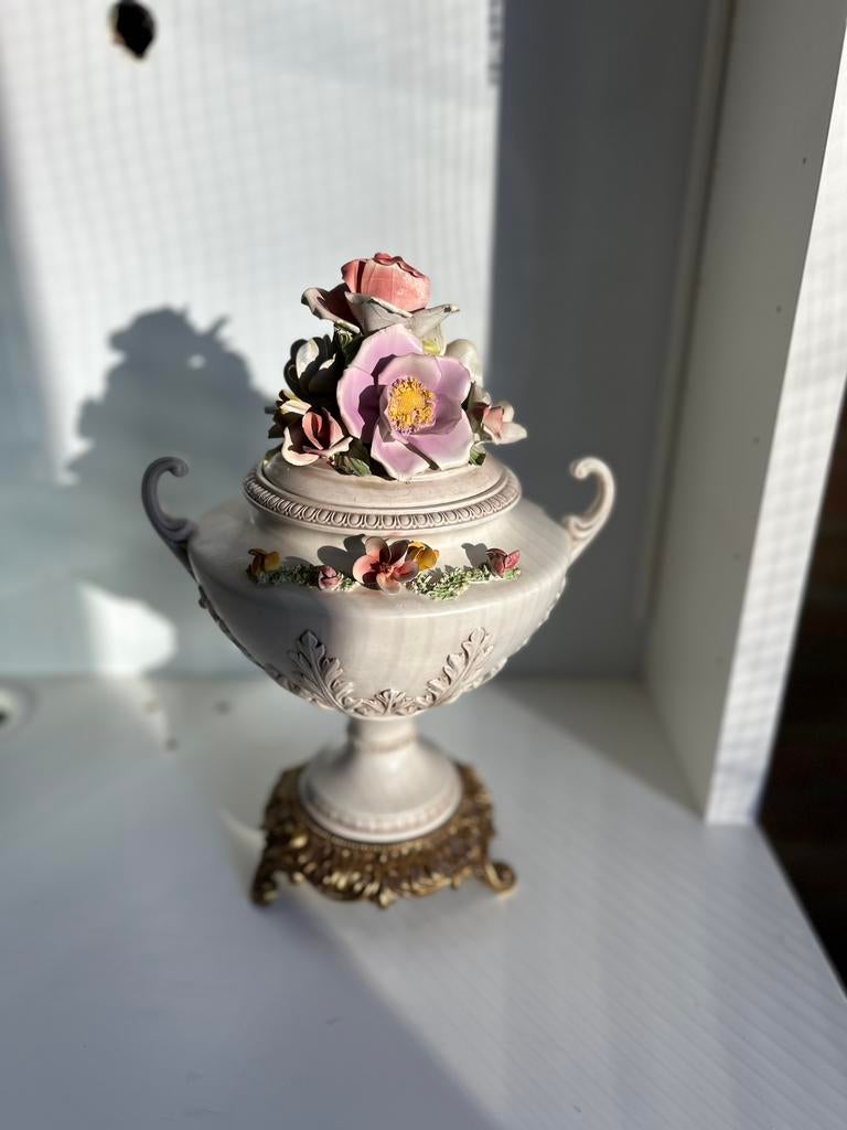 F.B.A.I. Capodimonte porseleinen vaas met vergulde voet, Antiek en Kunst, Ophalen of Verzenden