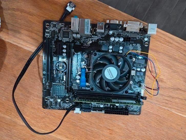 Asrock FM2A68M-DG3 Moederbord - Socket FM2+, Computers en Software, Moederborden, Gebruikt, AMD, DDR3, Ophalen of Verzenden