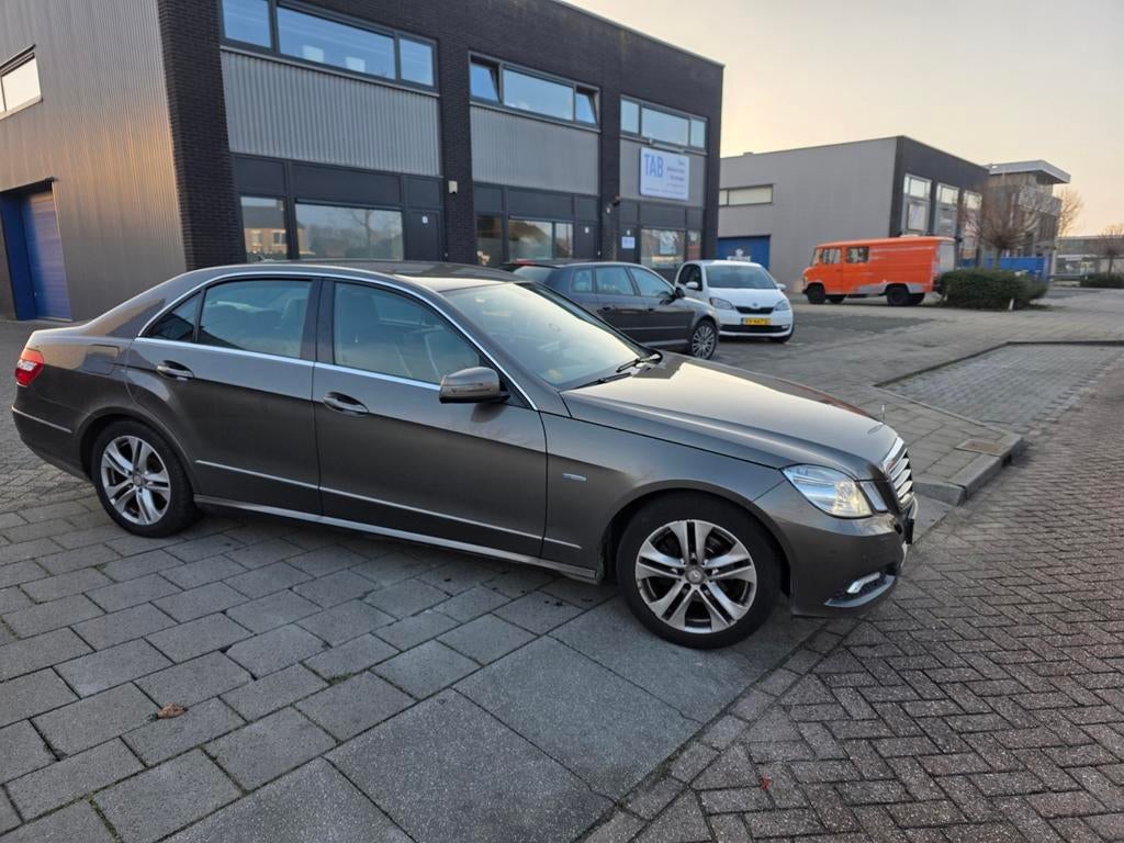 Mercedes 200 diesel 2010, Auto's, Volkswagen, Euro 5, 15 km/l, Zwart, Bruin