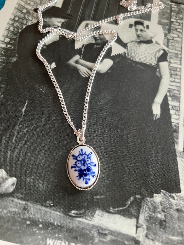 Snoezig Blauw Hollands hangertje plus ketting, Sieraden, Tassen en Uiterlijk, Ophalen of Verzenden, Zo goed als nieuw, Blauw