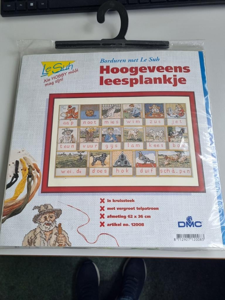 Hoogeveens leesplankje borduurpakket - Le Suh DMC, Ophalen of Verzenden, Nieuw, Handborduren, Borduurpakket
