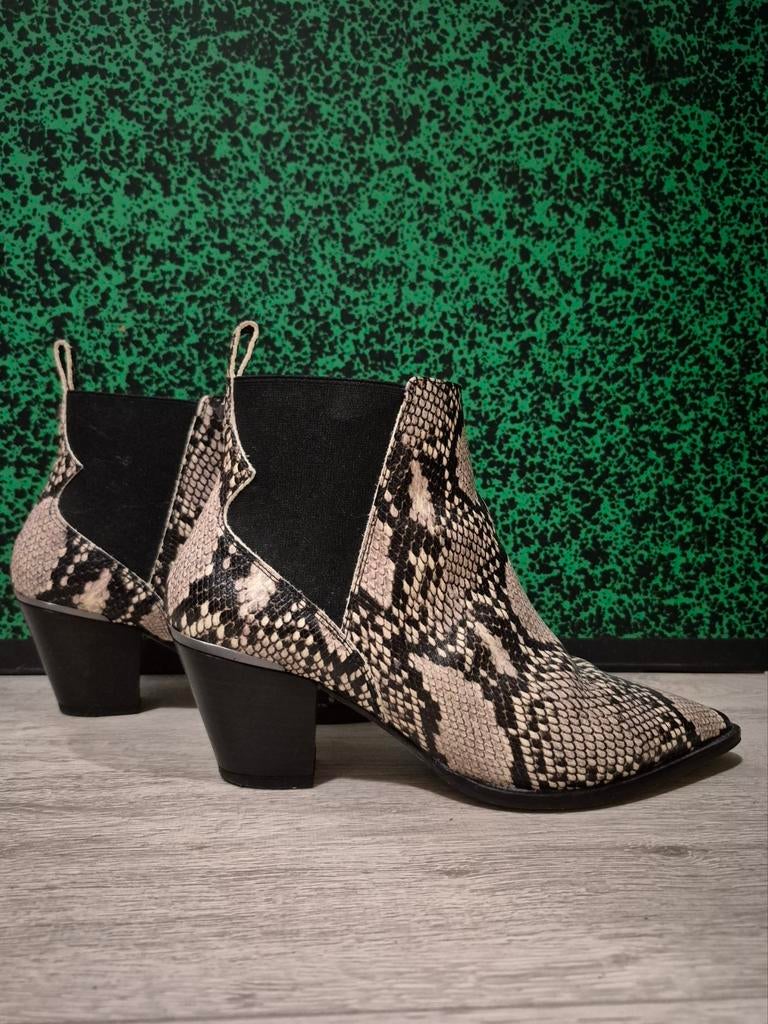 Ted Baker enkellaars maat 38 slangenprint puntneusje, Kleding | Dames, Zwart, Lage of Enkellaarzen, Ophalen of Verzenden, Zo goed als nieuw