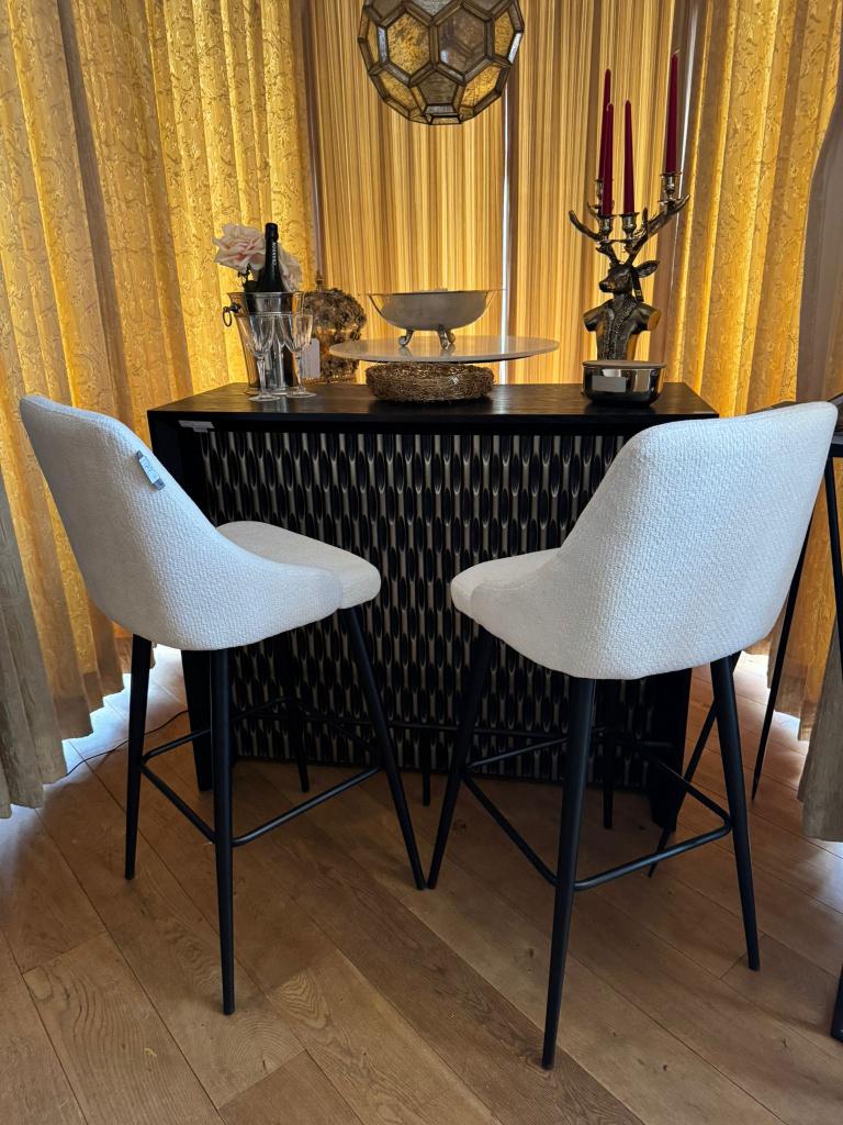 NIEUWE BAR Richmond Interiors zwart barmeubel barstoel, Huis en Inrichting, Ophalen, Richmond Interiors, Inclusief barstoelen