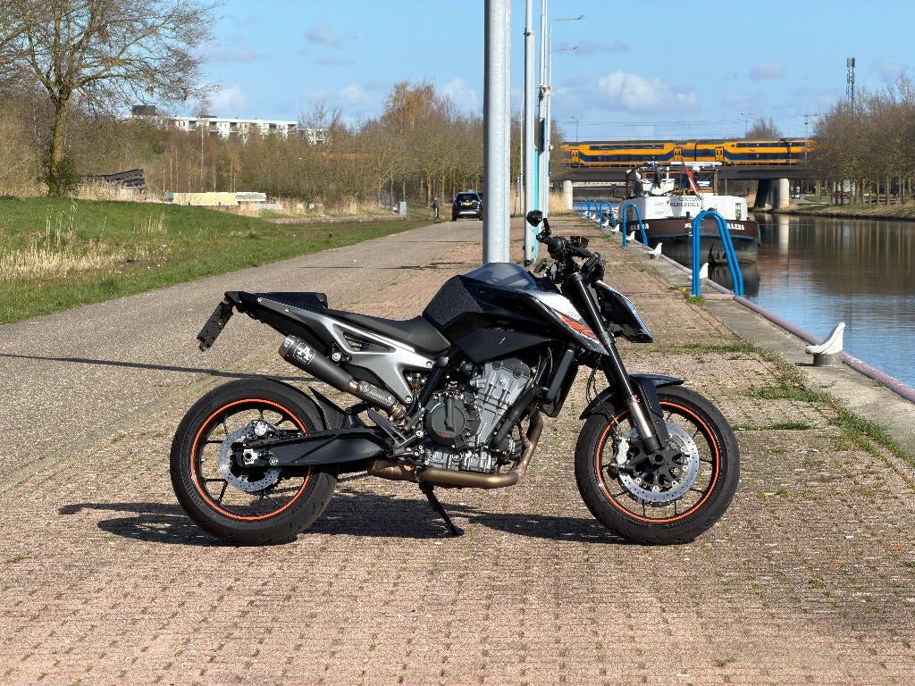 KTM Duke 790 (105pk, Tech Pack, Arrow, Michelin Power 6), 2 cilinders, Motorrijbewijs A, Meer dan 35 kW, 800 cc