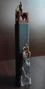 Set 2 Abstracte bronzen beelden op marmeren en houten sokkel, Ophalen of Verzenden, Brons