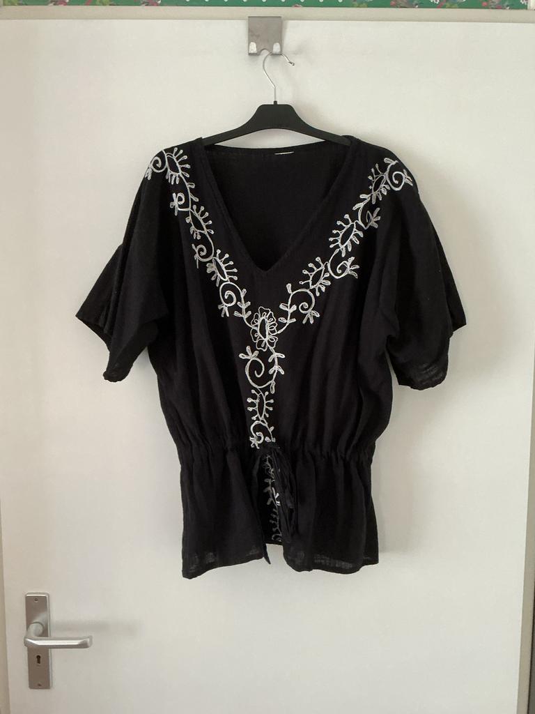 Zwarte blouse met borduursel en korte mouwen maat XL, Kleding | Dames, Tops, Ophalen, Zwart, Maat 42/44 (L), Korte mouw