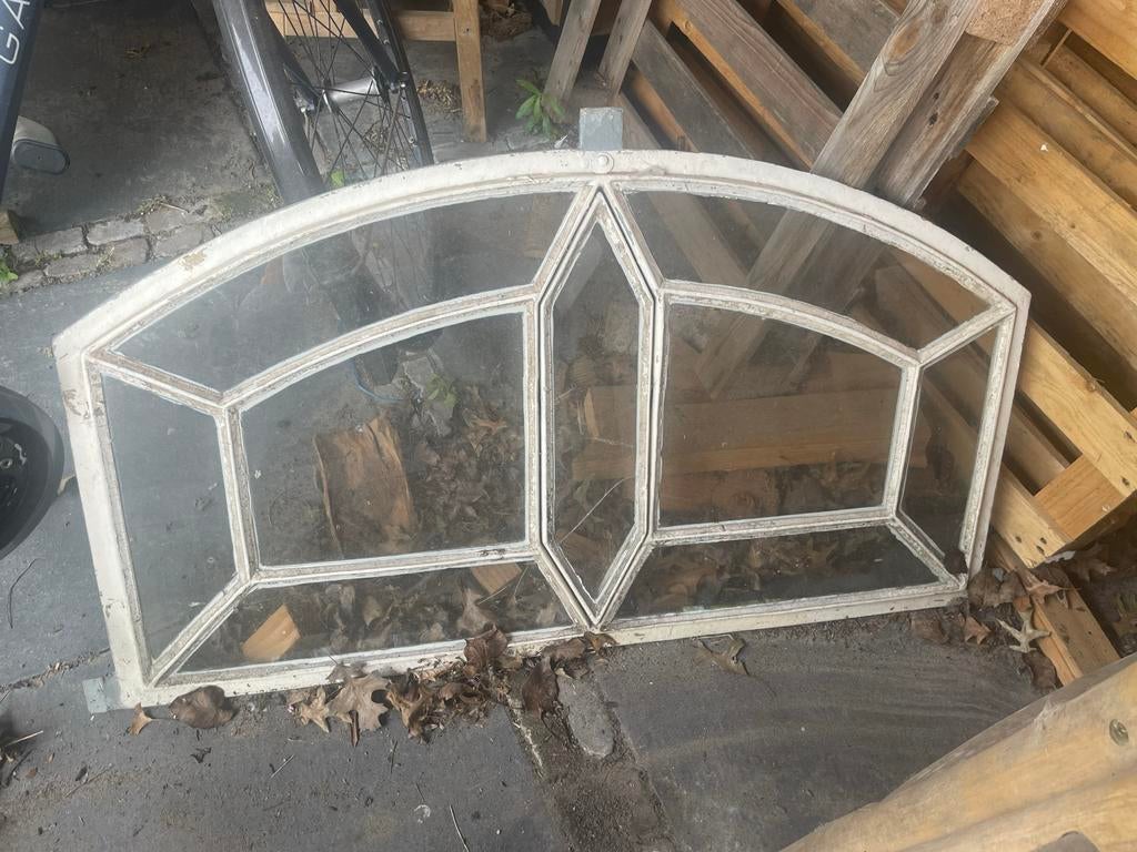 Decoratief halfrond stalraam / raam met glas in lood-effect, Ophalen, Gevelraam of Ruit, Gebruikt, 80 tot 120 cm