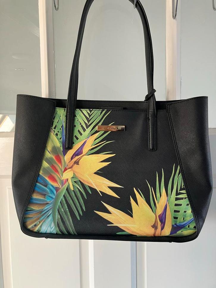 Calvin Klein Marisa Saffiano tropische bloemen tas, Sieraden, Tassen en Uiterlijk, Tassen | Damestassen, Gebruikt, Handtas, Zwart