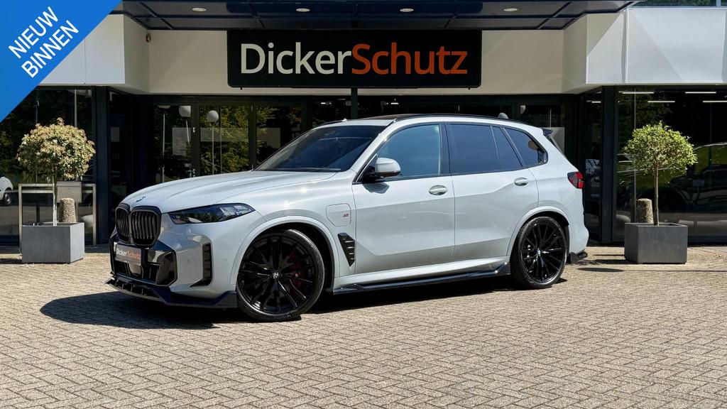 BMW X5 xDrive50e M Sport Pro Bodykit | Pano | Trekhaak | Com, Gebruikt, 2395 kg, Plug-in hybride, Bedrijf