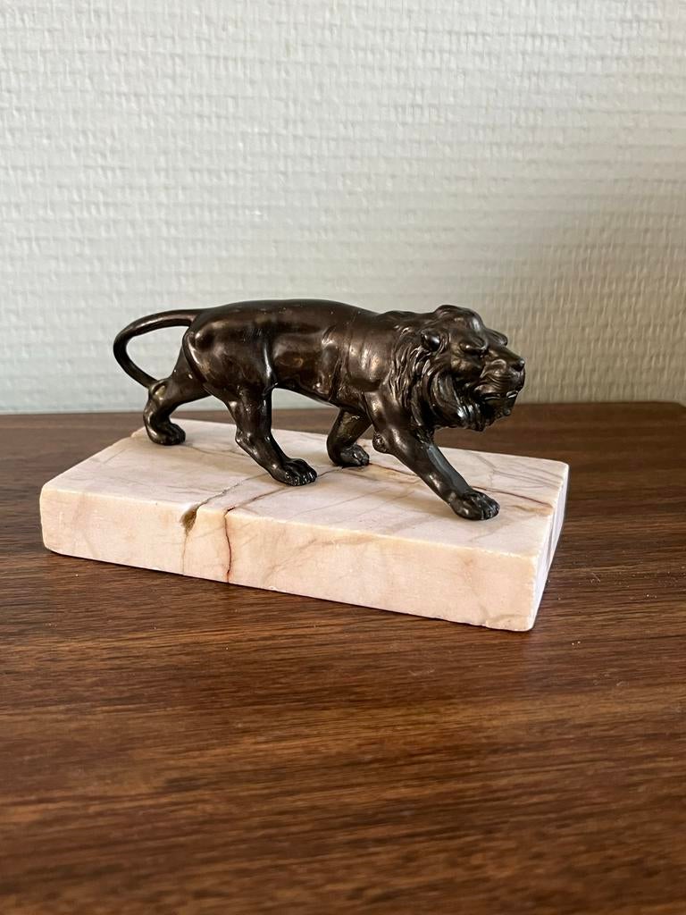 Leeuw op marmer presse papier/sculptuur, Antiek en Kunst, Ophalen of Verzenden