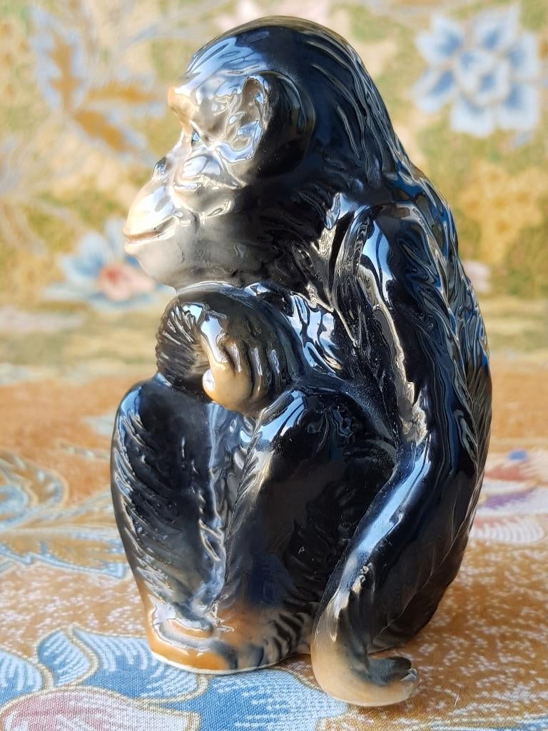 Mooi oud beeldje uit Engeland van een chimpansee 10,2 cm., Ophalen of Verzenden