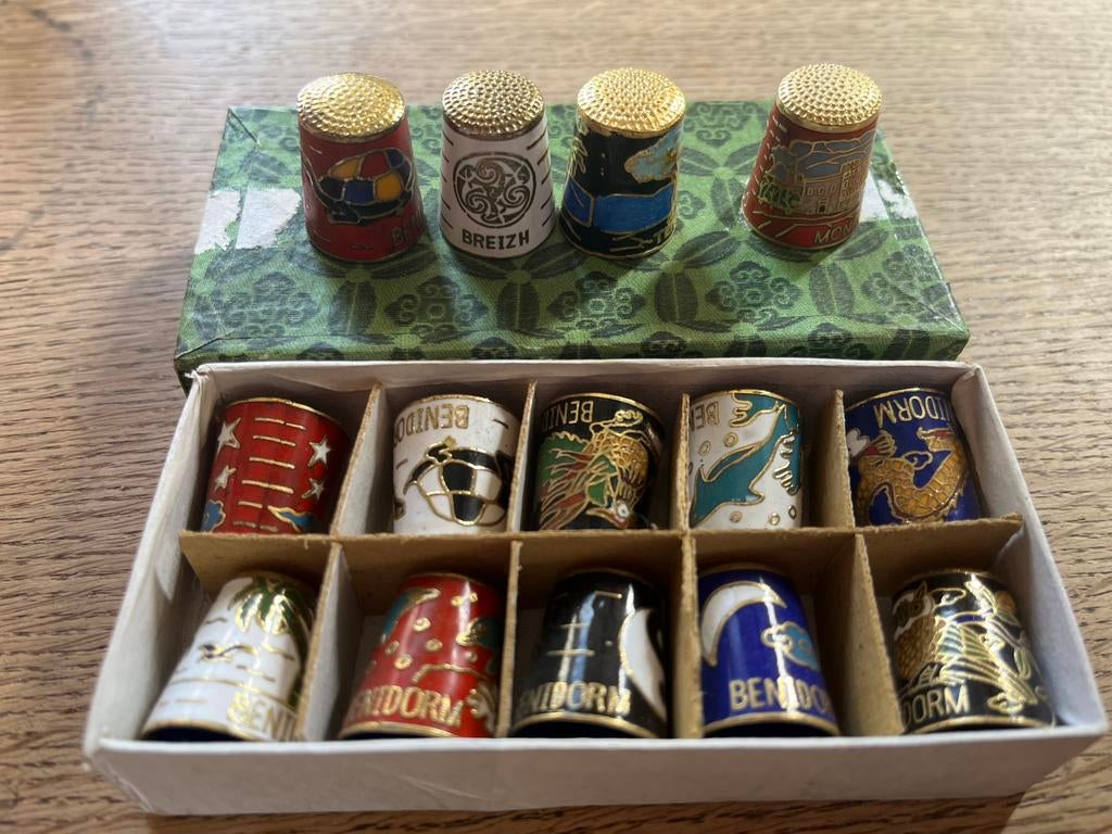 Mooie cloisonné vingerhoedjes, Ophalen of Verzenden, Zo goed als nieuw