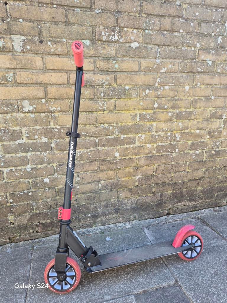Nijdam step - Zwart met rode wielen., Fietsen en Brommers, Steps, Ophalen of Verzenden, Zo goed als nieuw, Gewone step, Nijdam