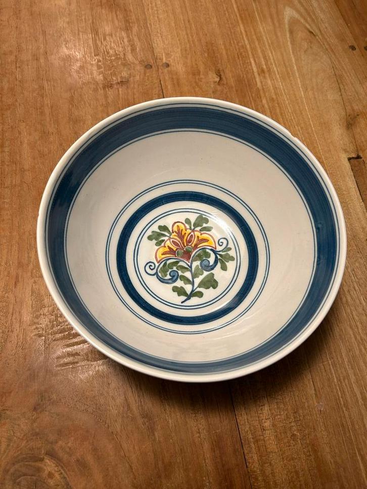 Decoratieve Makkumer kom (nr 499) met bloemenpatroon, Antiek en Kunst, Antiek | Schalen, Ophalen of Verzenden