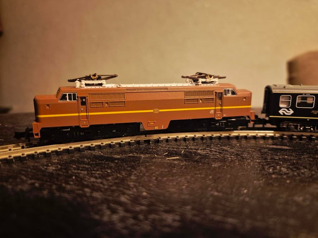 Minitrix 11081 Loc 1220 bruin met 3x Plan E rijtuigen, Treinset, Gelijkstroom, Trix, Ophalen of Verzenden