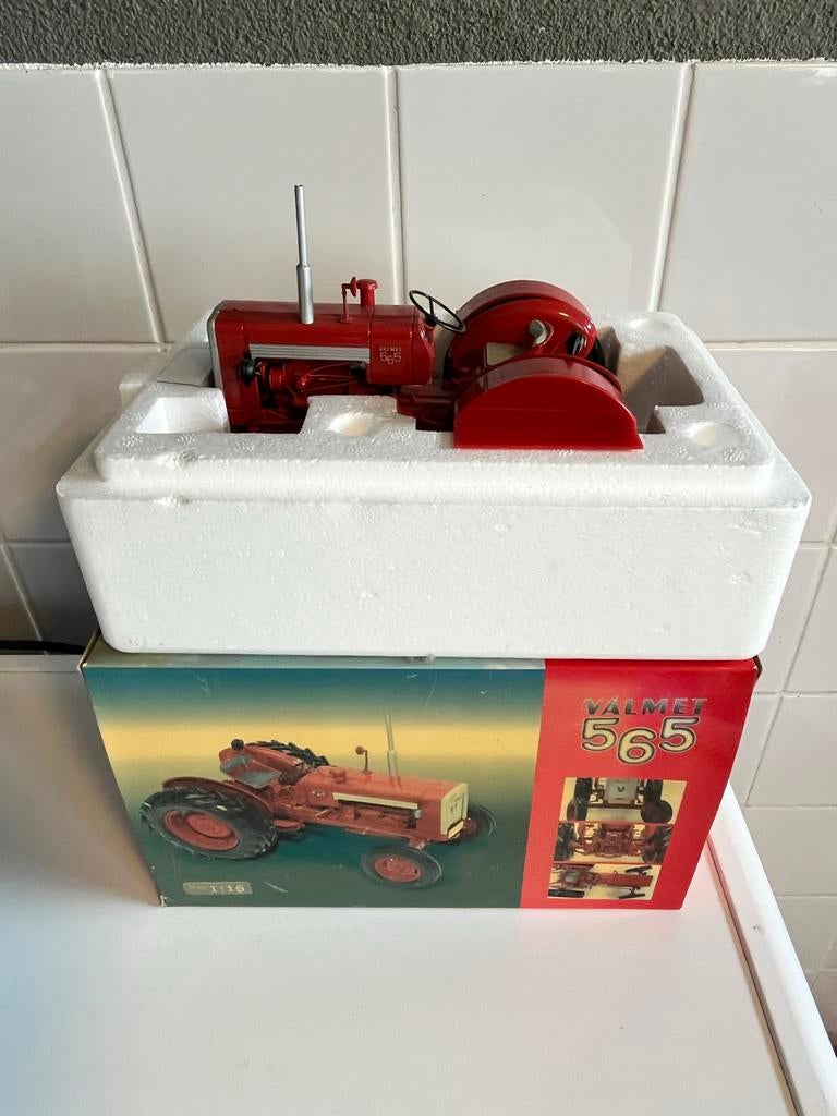 Valmet 565 Tractor Model 1:16 - Nieuw in Doos, Overige merken, Nieuw, Ophalen of Verzenden, Groter dan 1:32