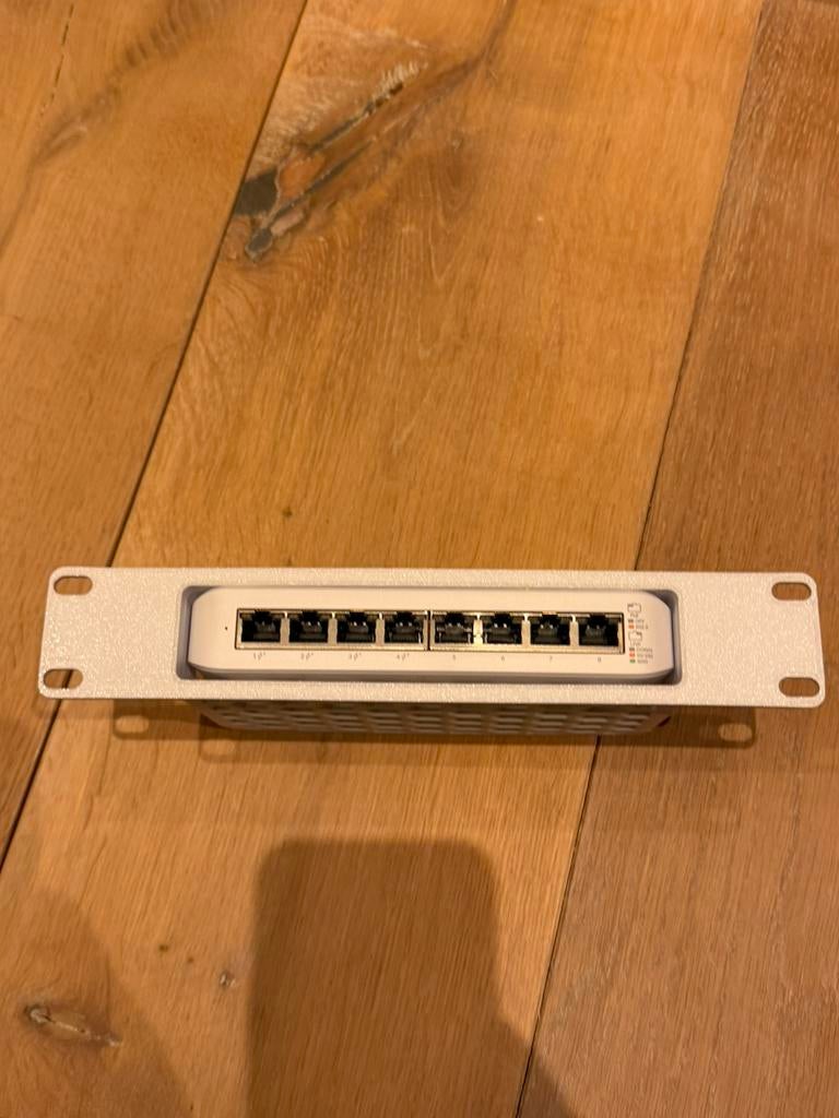 10 inch rackmount unifi switch lite 8 poe, Computers en Software, Ophalen of Verzenden, Nieuw