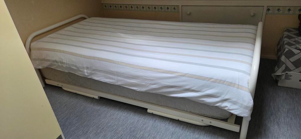 Logeerbed met uitschuifbaar extra bed, Huis en Inrichting, Ophalen