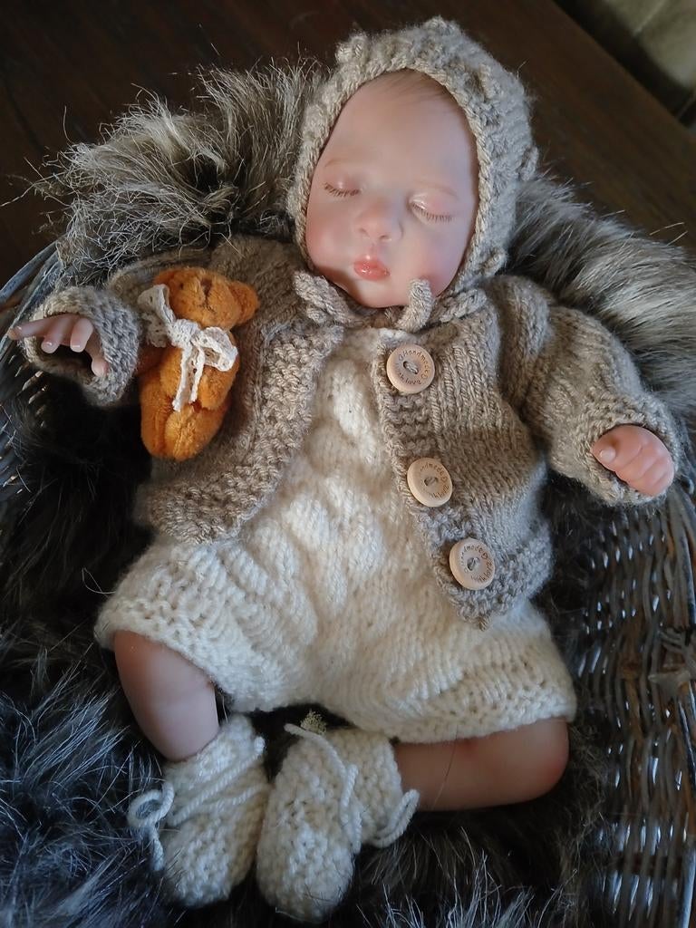 Schattig Reborn baby,tje in rieten mand.🐻, Verzamelen, Poppen, Ophalen of Verzenden, Zo goed als nieuw, Babypop