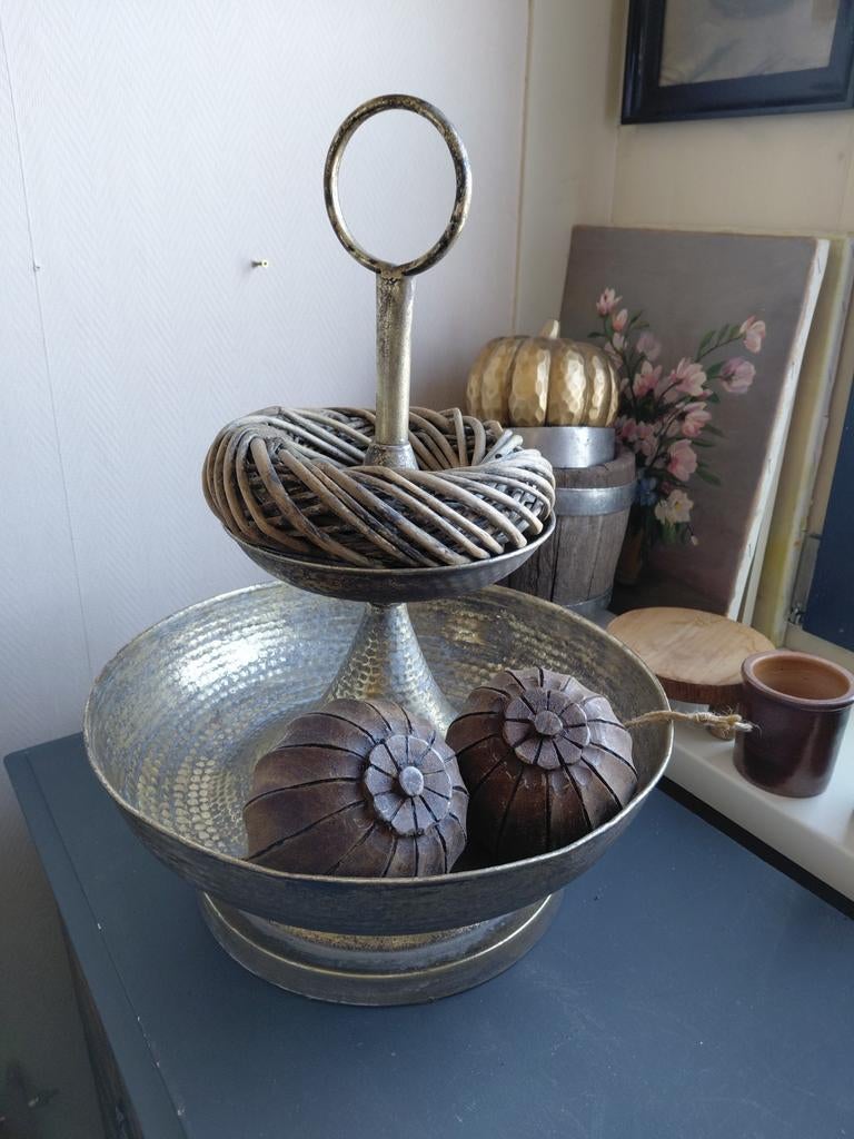 Grote metalen gehamerde etagere, Ophalen