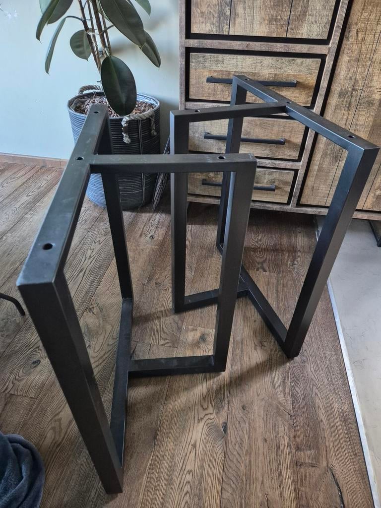 Zwarte metalen T-poten 4 x 4 cm, Huis en Inrichting, Tafels | Eettafels, Ophalen, Zo goed als nieuw