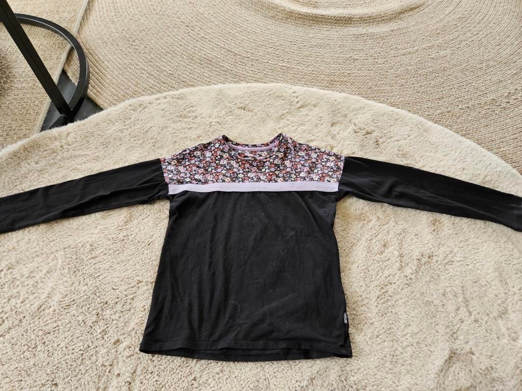 Zwarte longsleeve met bloemen van we fashion, maat 122-128, Kinderen en Baby's, Kinderkleding | Maat 122, Meisje, Ophalen of Verzenden