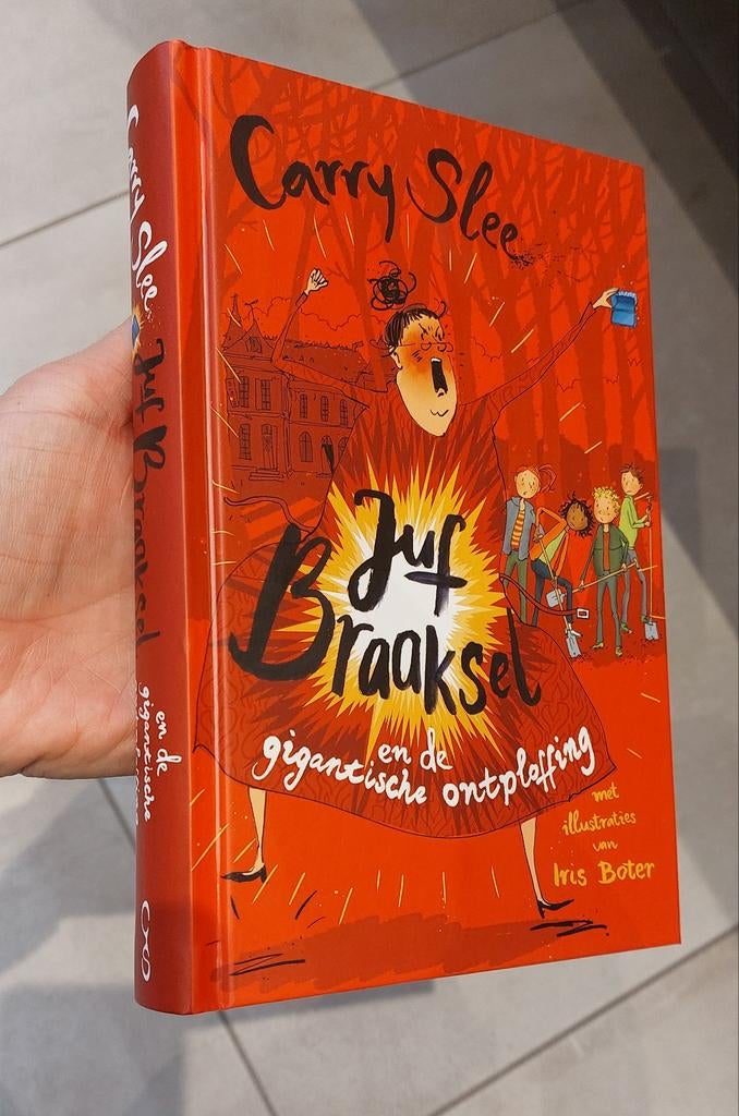 Juf Braaksel en de gigantische ontploffing - Carry Slee, Ophalen of Verzenden, Zo goed als nieuw
