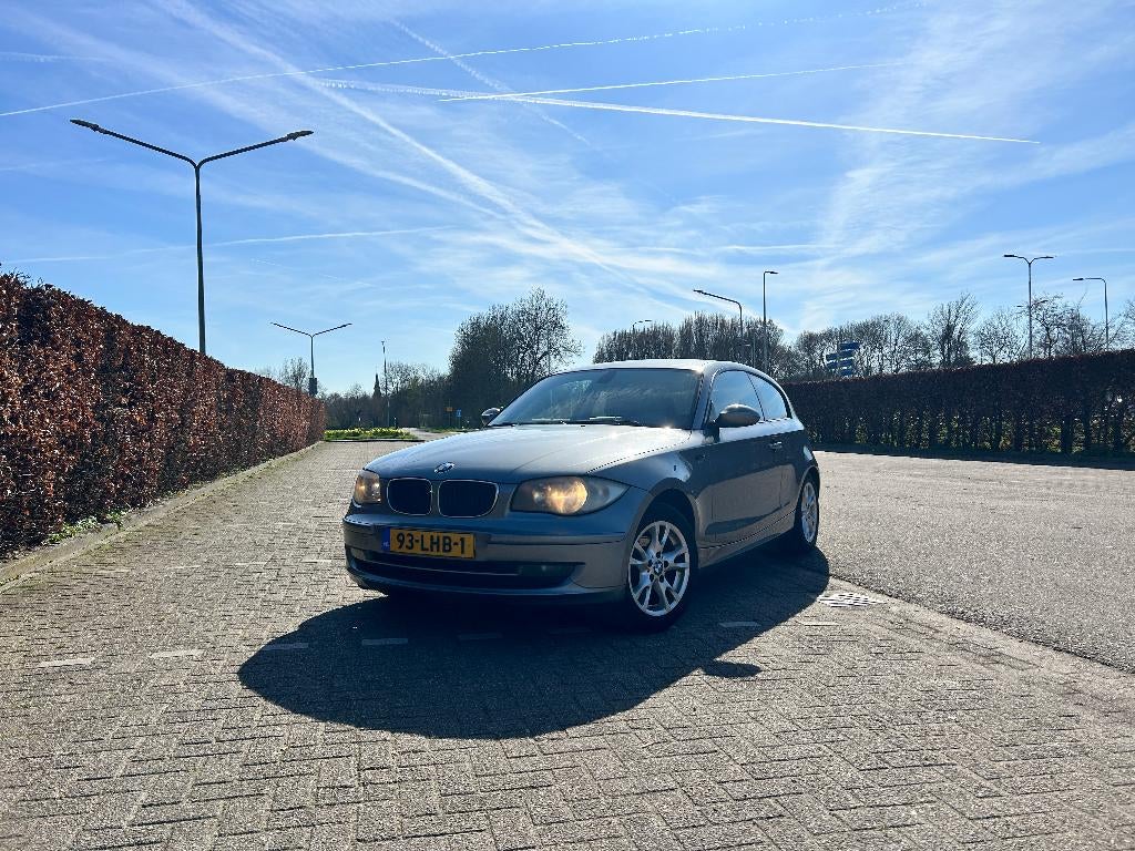 BMW 1-Serie 2.0 116I 3DR 2010 Grijs, Auto's, 1-Serie, Achterwielaandrijving, 1995 cc, Start-stop-systeem