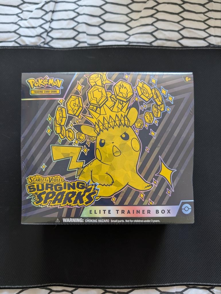 Surging sparks elite trainer box, Hobby en Vrije tijd, Ophalen, Nieuw, Boosterbox