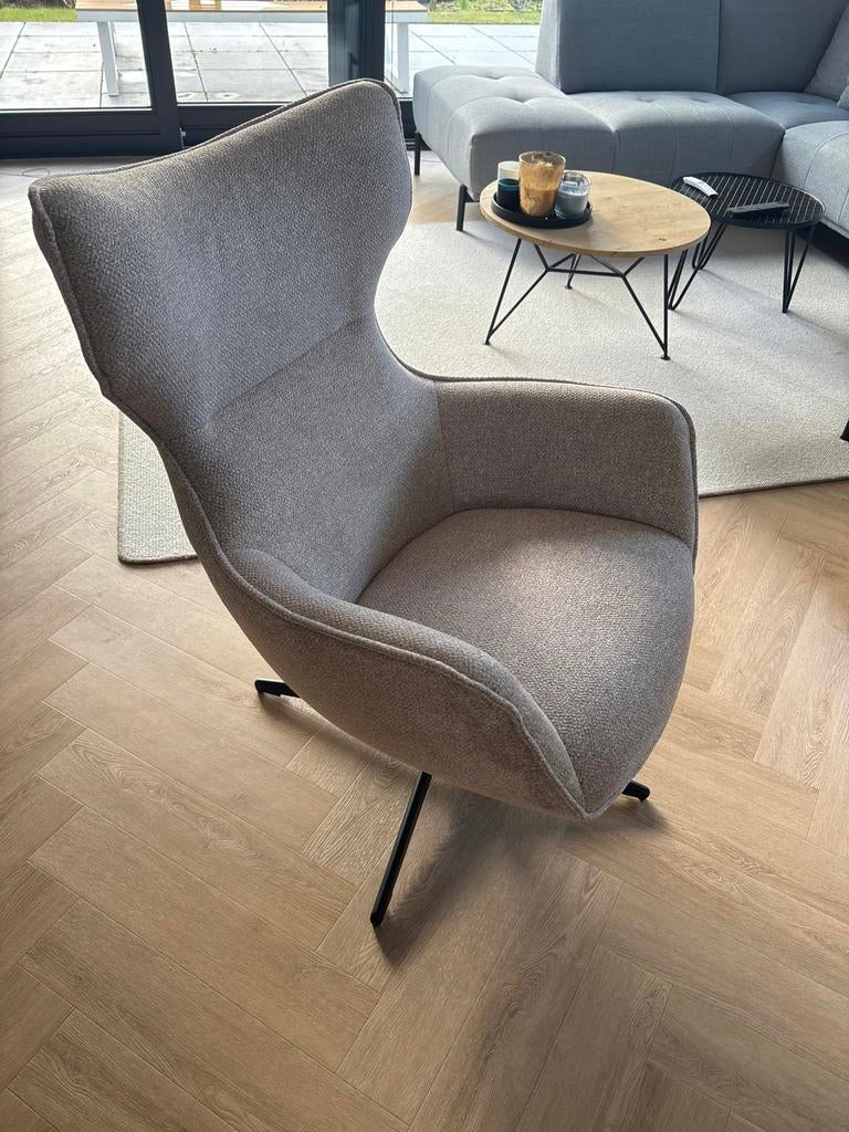 NIEUW IN DOOS | Draaifauteuil taupe, Huis en Inrichting, Fauteuils, Ophalen, Nieuw, Stof, 75 tot 100 cm