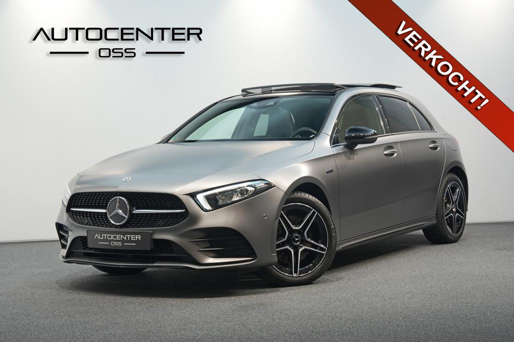 Mercedes-Benz A-Klasse 250 e AMG MAGNO MAT ✅ PANO ✅ NIGH, Auto's, Gebruikt, Zwart, 4 cilinders, Bedrijf