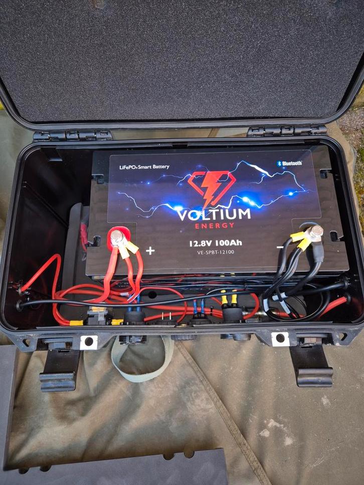 Voltium  accu 12.8V 100Ah in koffer Haswing 65 lbs combinati, Watersport en Boten, Hengelsport | Karpervissen, Zo goed als nieuw
