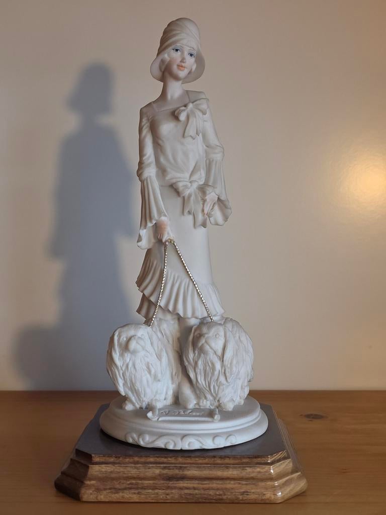 A. Belcari beeldje Dame met 2 hondjes, Ophalen of Verzenden