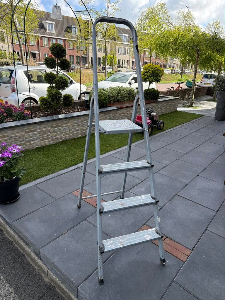 Stevige trap met 3 treden en plateau, Doe-het-zelf en Verbouw, Ladders en Trappen, Ophalen, Gebruikt, Trap, Minder dan 2 meter