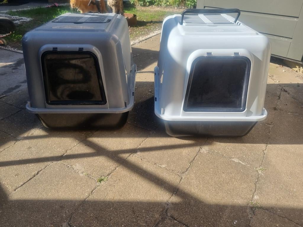 Twee kattenbakken (mag ook los), Ophalen, Gebruikt, Gesloten