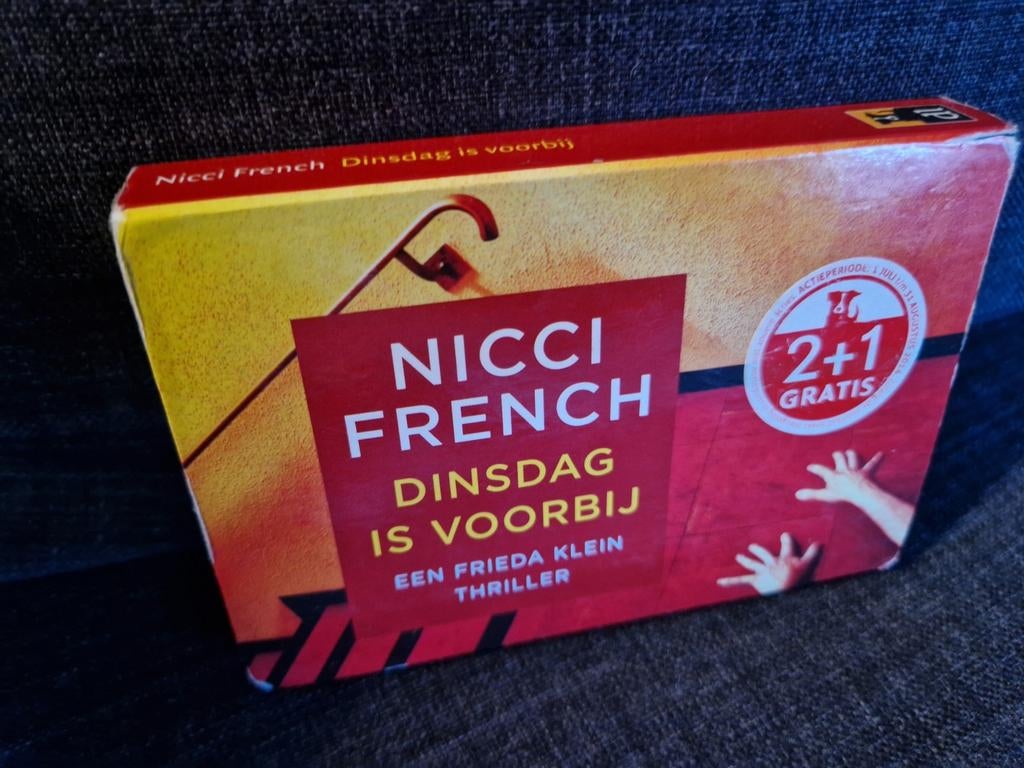 Dwarsligger 252: Dinsdag is voorbij - Nicci French, Ophalen of Verzenden, Gelezen, Nicci French