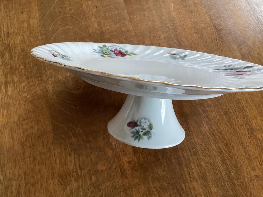 Gebakschaal op voet ( Bavaria ), Huis en Inrichting, Keuken | Servies, Ophalen of Verzenden, Overige stijlen, Porselein, Schaal of Schalen